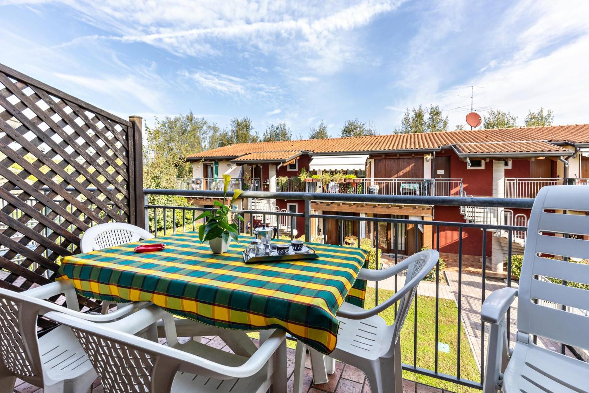 Residence La Corte Near Gardaland Кастелнуово дел Гарда Екстериор снимка